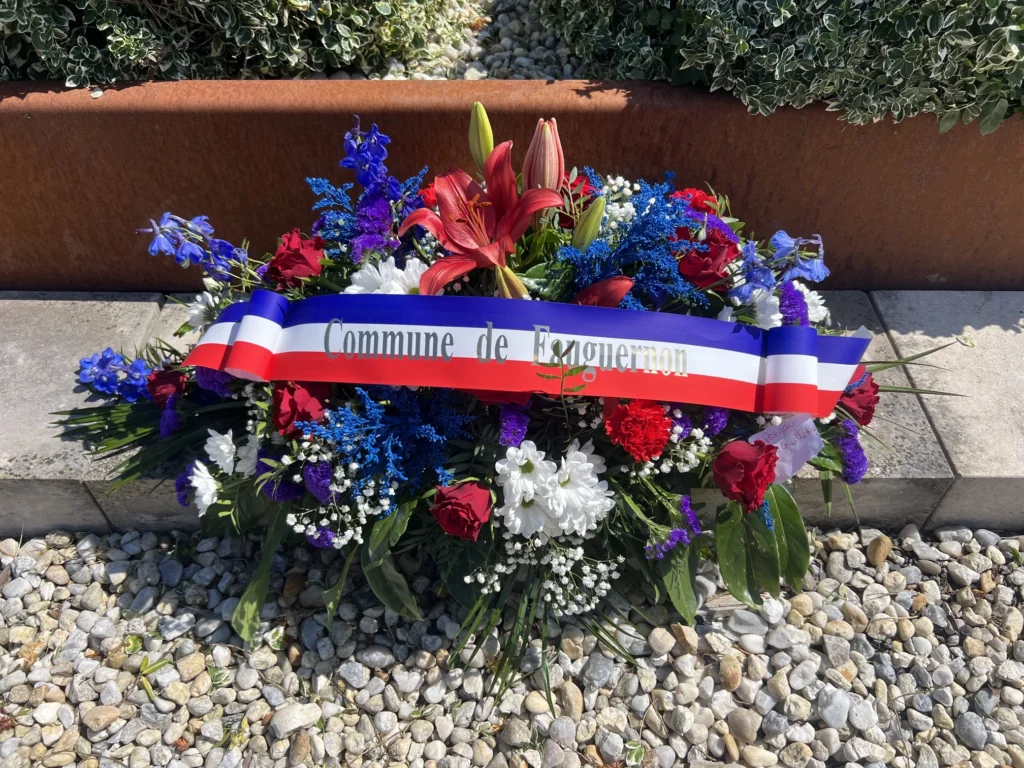 Fleurs pour la commémoration du 8 mai 1945